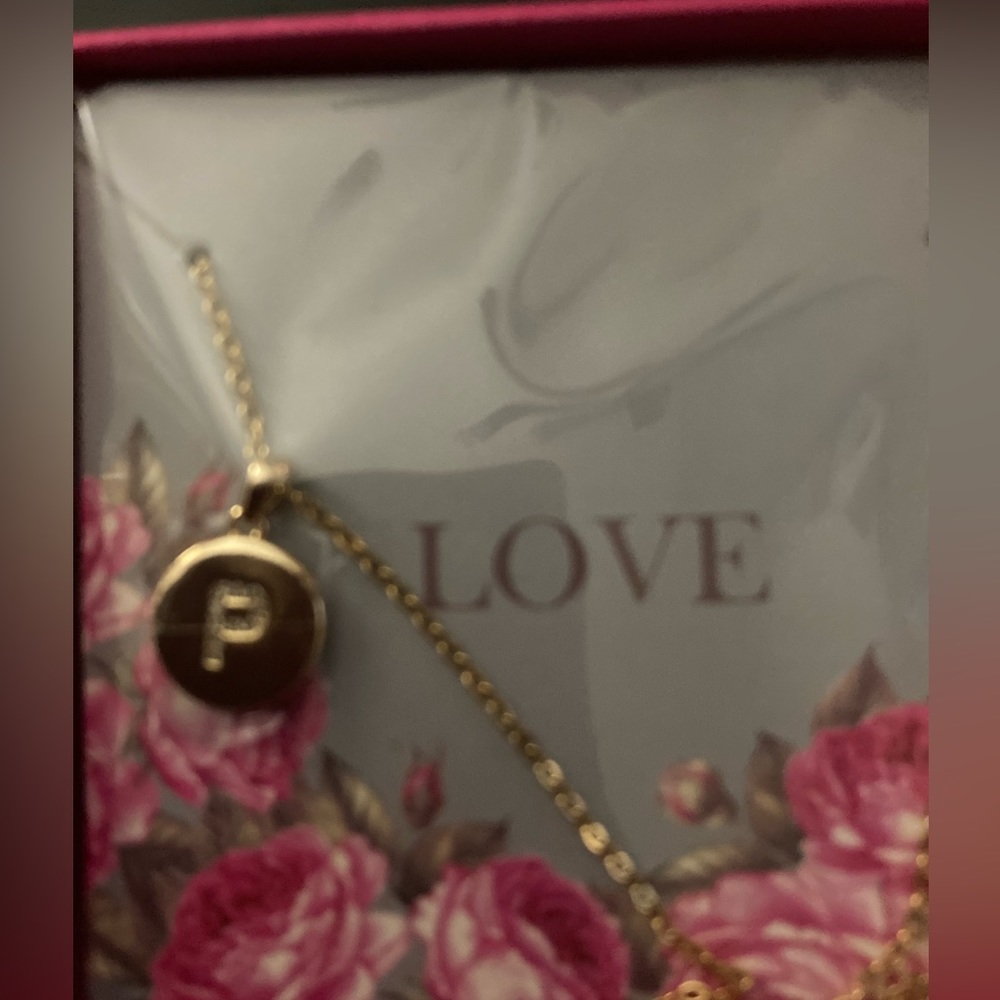 P initial necklace. - Picture 3 of 4